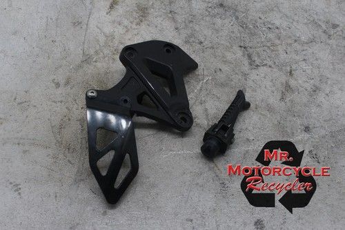 17 18 19 20 21 22 SUZUKI GSXR1000 1000 GSXR OEM  RIGHT DRIVER PEG BRACKET M3