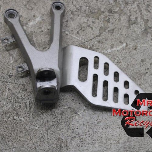 08-16 YAMAHA YZF R6 R6R  OEM LEFT DRIVER FOOT PEG BRACKET l12