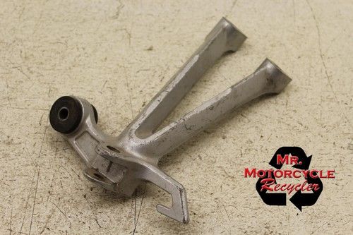 07 08 SUZUKI GSXR 1000 OEM LEFT REAR BACK PASSENGER PEG BRACKET MOUNT A8