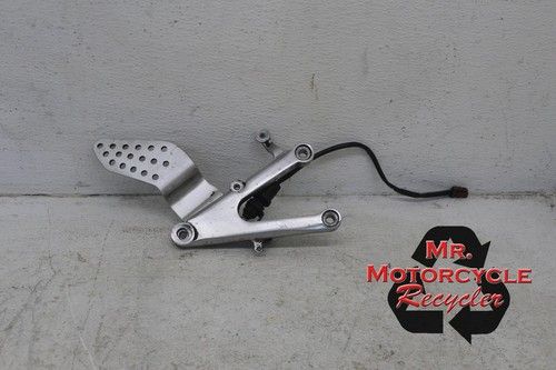 02 03 YAMAHA YZF R1 OEM RIGHT DRIVER FOOT PEG BRACKET P3