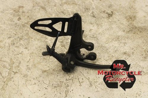 09-16 SUZUKI GSXR1000 GSXR 1000 OEM RIGHT DRIVER FOOT PEG BRACKET 47H D42