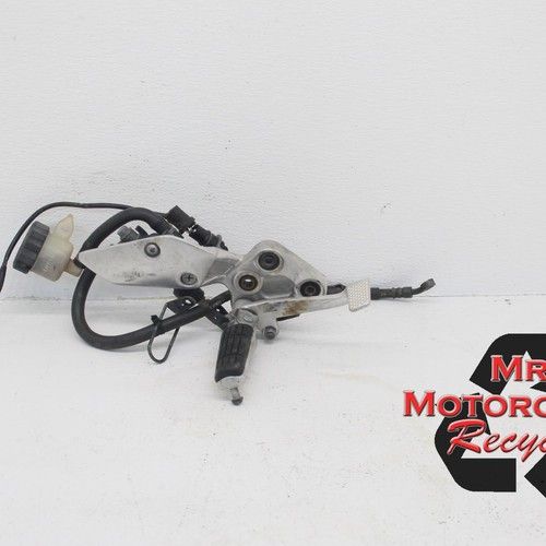 01-04 YAMAHA FZ1 1000 FZS FZS1000 RIGHT DRIVER FOOT PEG BRACKET MOUNT L4