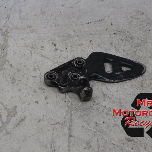 99-07 SUZUKI HAYABUSA GSX1300R 1300 GSX OEM LEFT DRIVERS FOOTPEG BRACKET i16