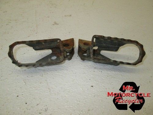 96-99 YAMAHA YZ250 FOOT PEGS FACTORY YZ 250 FOOT REST PEGS D29