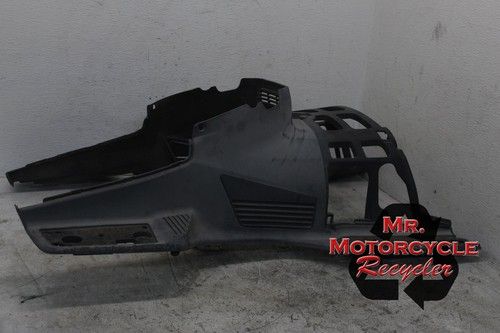 03-09  SUZUKI BURGMAN 650 AN650 OEM CENTER PANEL FLOOR BOARD W84 TOP
